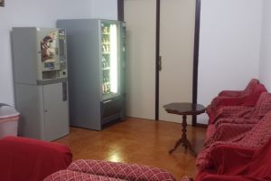 Sala relax con TV e distributori bevande e snack